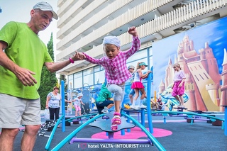 Ялта интурист детский день рождения. Ялта с детьми. Ялта интурист детский аквапарк. Отель интурист ялта детская площадка. Парк для детей.