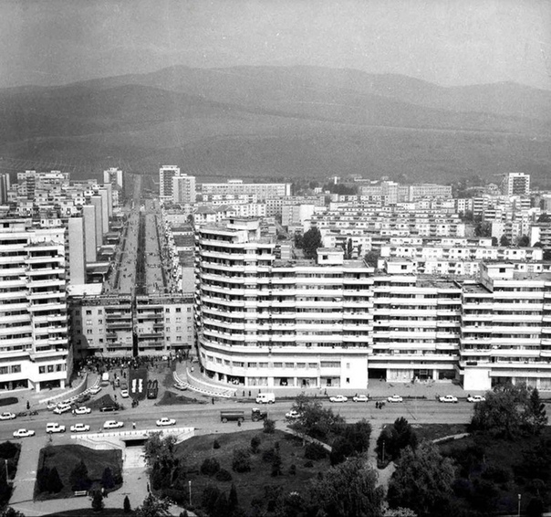 Релокация пятиэтажного жилого дома, АлбаЮлия, 1987 год. В 1980х годах в АлбаЮлии прокладывали новый бульвар и на пути его следования стоял пятиэтажный жилой дом. Пока строился бульвар долго