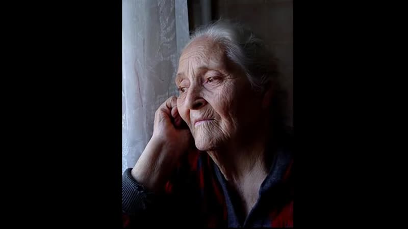 Обидел бабушку что делать. Обидел бабушку что делать. Позвоните дети матерям. Пожилые люди. Депрессивный человек.