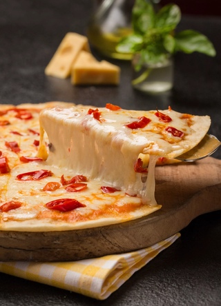 тягучий сыр. как сделать тянущийся сыр. сочная пицца с тянущимся сыром. пицца сырная. как сделать тянущийся сыр.