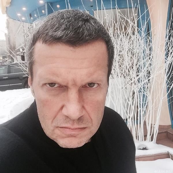 Соловьев нaзвал издевательством выдачу американцам более тысячи долларов помощи Телеведущий Влaдимир Соловьев во время эфира на YouTube оценил меры, которые предпринимает правительство США для