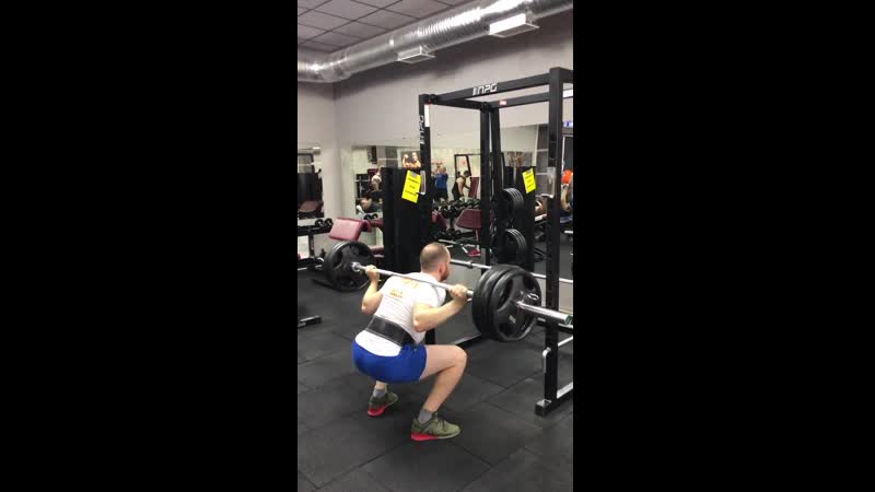 Немного приседаем.Strong GYM.